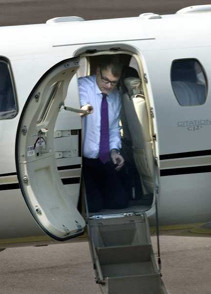 FOTO/ Njihuni me kryeministrin që piloton vetë avionin edhe në takime zyrtare