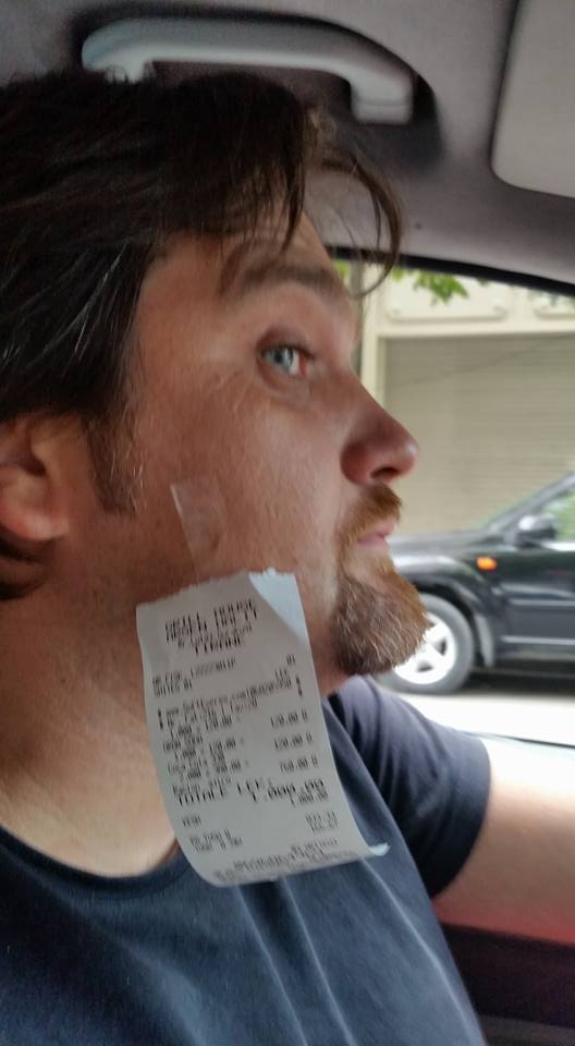 FOTO HUMOR/ Julian Deda ngado që vete, e mban kuponin me vete