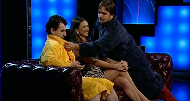 Julian Deda dhe Albani, gati të rrihen në një bar!