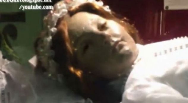 VIDEO/ E frikshme: Filmohet momenti kur kufoma që kishte vdekur para 300 viteve, hap sytë