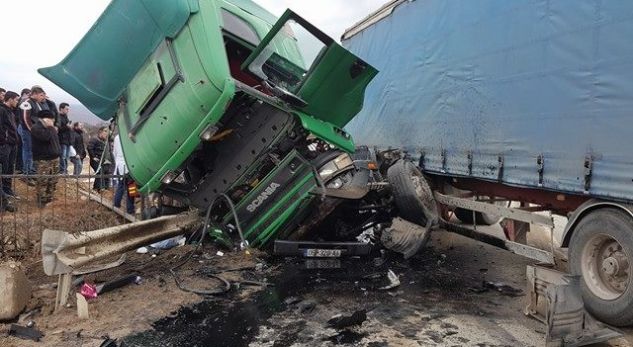 FOTO/Përplasje me 3 viktima në rrugën Prishtinë-Shkup