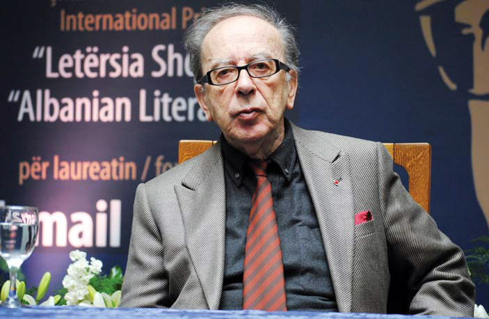 Ismail Kadare: E pamoralshme të shfaqen filma me fëmijë spiunë të regjimit