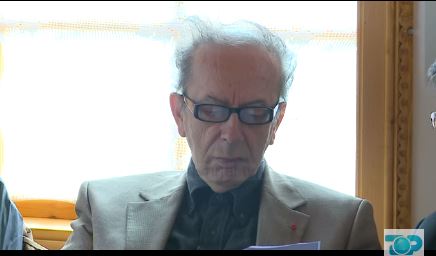 Ismail Kadare pret në odën e miqve në Gjirokastër përkthyesit e tij