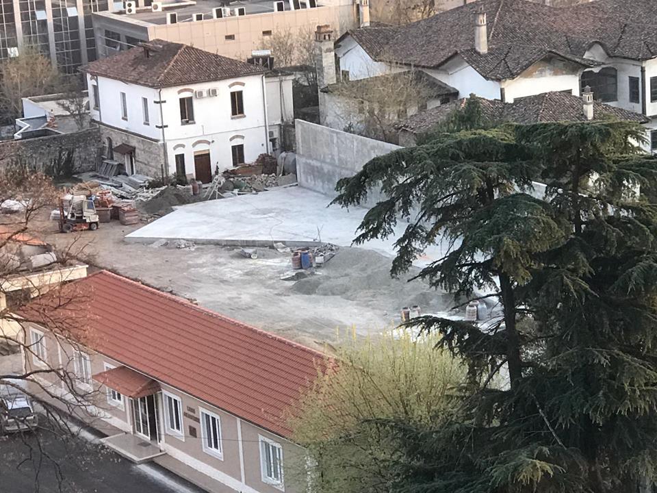 Beton edhe në kalanë e Tiranës