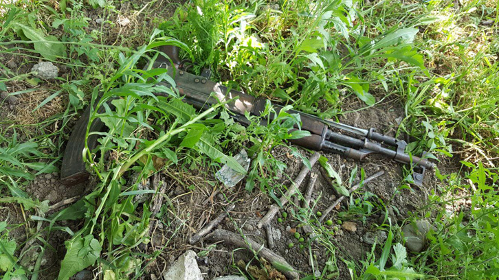 Kurbin, babai kërcënon fqinjët me armë, vajza fsheh kallashnikovin