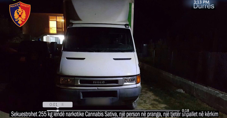 VIDEO/ Policia e Durrësit “peshkon” te Gjiri i Lalzit një vlonjat me 255 kg kanabis