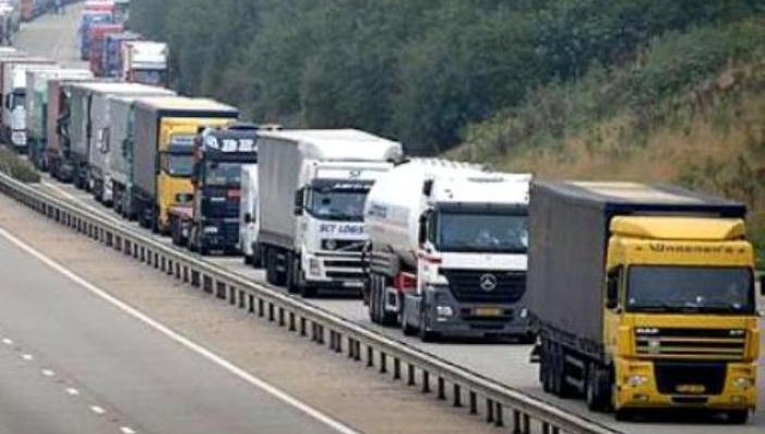 Kosova i përgjigjet Serbisë, i kthen në kufi maunet me mallra