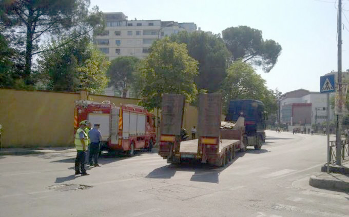 FOTO/ Tiranë, vdes gruaja,  përfundon nën rrotat e kamionit