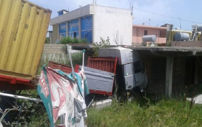 Aksident në autostradën Tiranë – Durrës, kamioni del nga rruga e hyn në një banesë