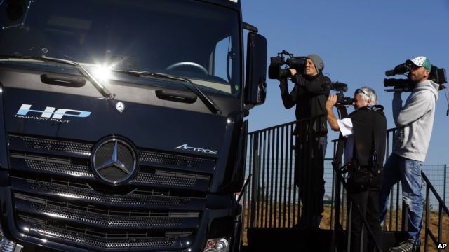 KUJDES/Një kamion 40 ton pa shofer po lëviz në autostrada!