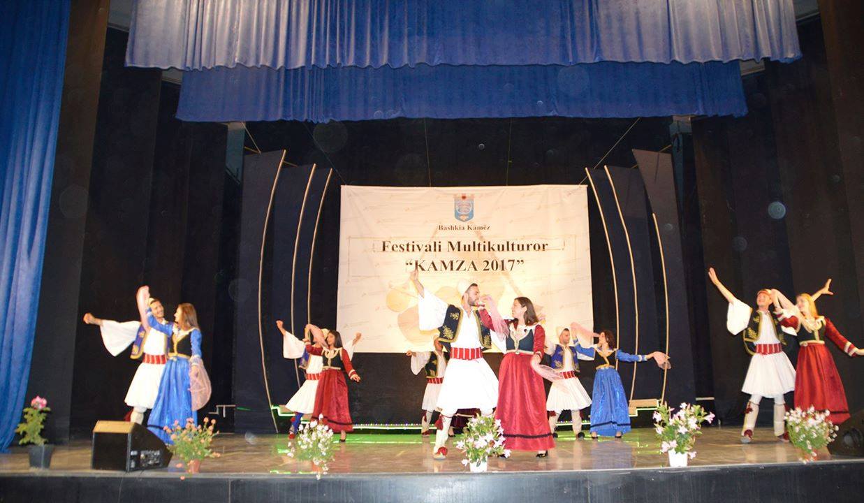 FOTO GALERI & FITUESIT/ Zhvillohet Festivali Multikulturor “Kamza 2017”, morën pjesë 300 artistë nga të gjitha trojet shqiptare