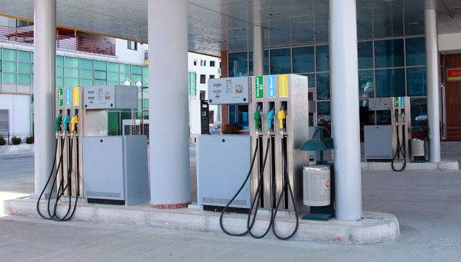 Vëmendja e politikës dhe opinionit të zgjedhjet, çmimi i naftës “fluturon” edhe 3 lekë më shtrenjtë