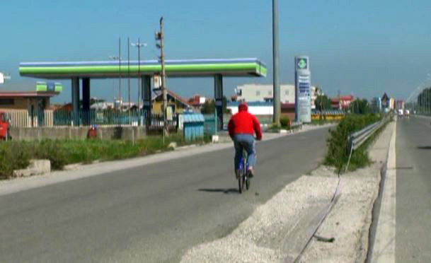 SKANDAL/ Mbrojtëset në autostradë nuk u vunë se karburanti është i shefit të kabinetit të Haxhinastos