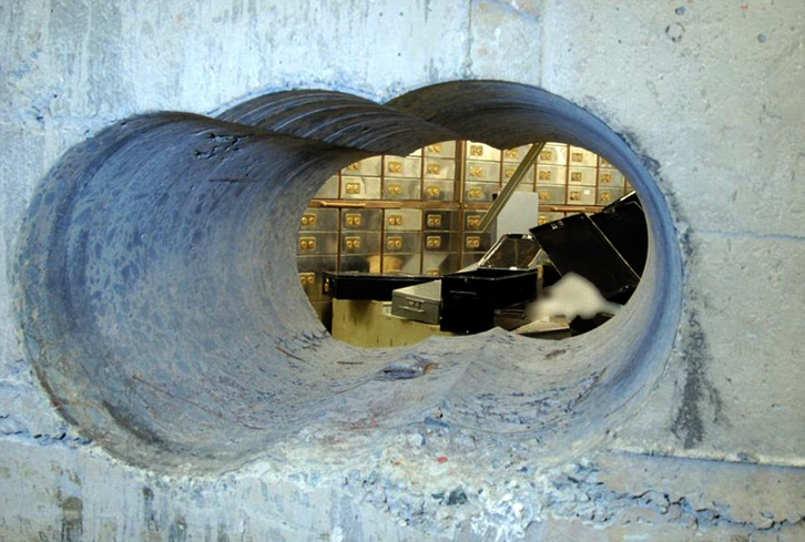 Tiranë, hajdutët çajnë murin dhe hyjnë në kasafortën e bankës