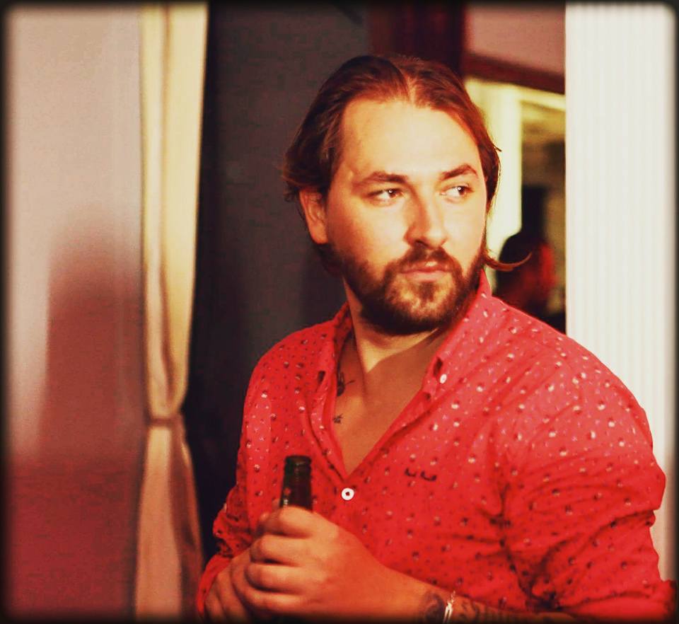 “Jam i penduar për çdo votë që ju kam dhënë o qeveri k*rvë”, shpërthen këngëtari