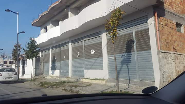FOTO GALERI/ Kavaja në “drejtimin e duhur”, bizneset falimentojnë dhe ulin qepenat