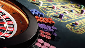 Sarandë, amerikani humb 50 mijë lekë, thyen derën e kazinosë