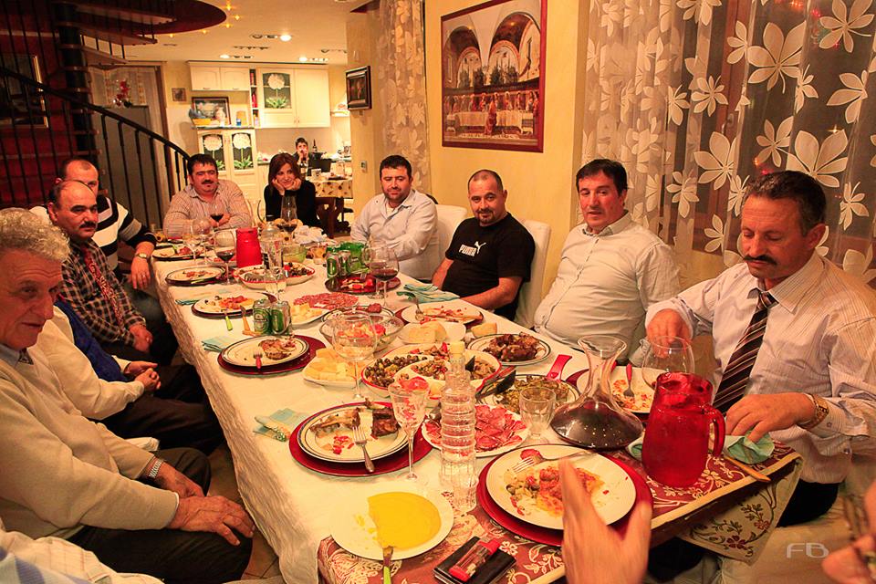 FOTO GALERI/ “Kaubojsi” në versionin jo zyrtar…, duke shijuar ushqimin…!