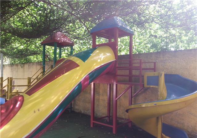 EMRAT/ Paguan dy të mitur t’i prishin këndin e lojërave për konkurrencë, dy në pranga