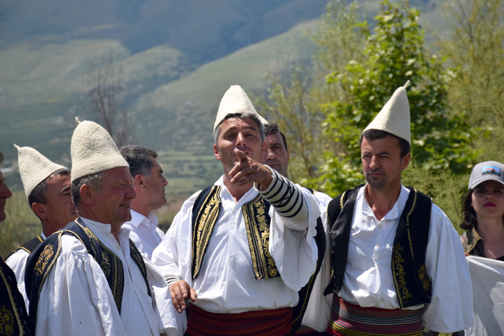 Varoufakis kompozon këngë për bienalen e Shqipërisë