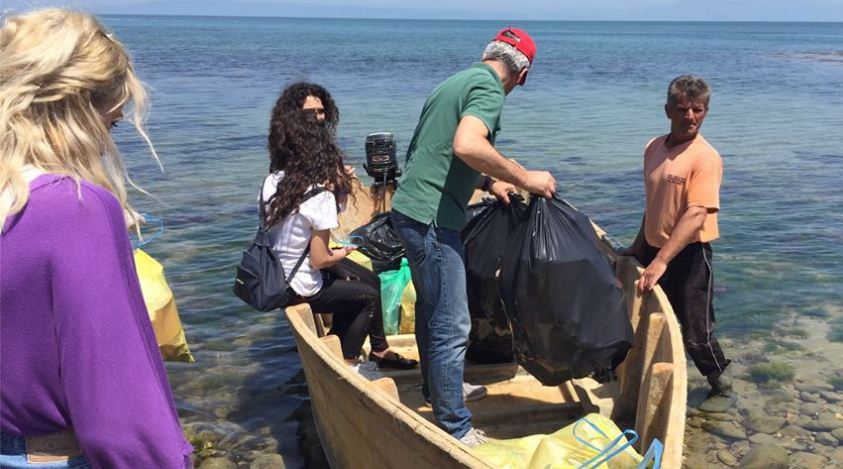 Demokratët mësojnë Gjushin si të pastrojë plazhin