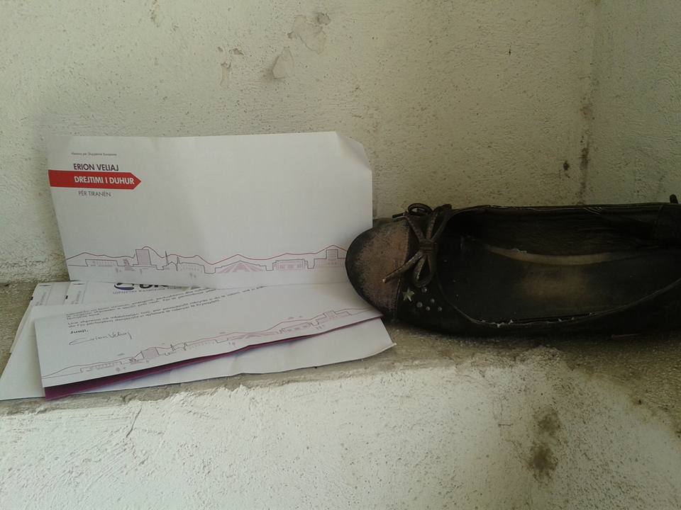 Flutura Açka: Këpucët e zonjës së kokoshkave Veliaj ti mbajë në muzeun e Bashkisë