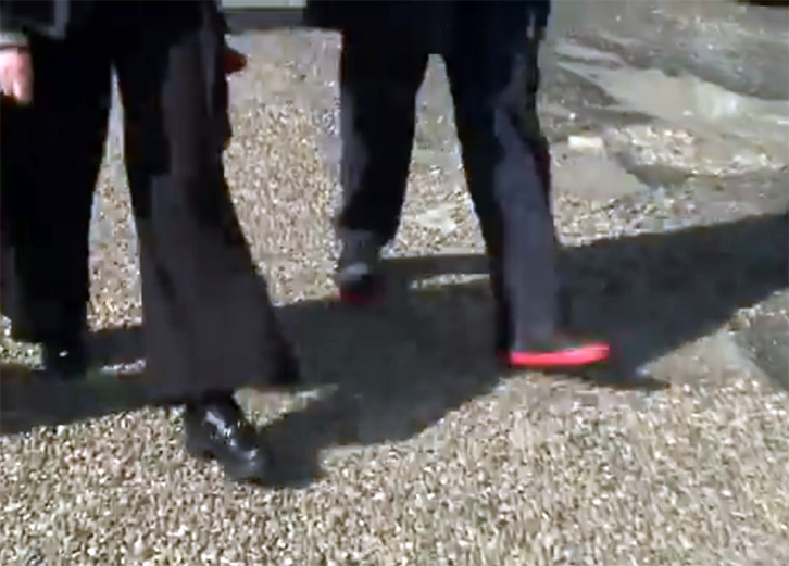 Rama ngatërron vijat e kuqe me këpucët e kuqe!