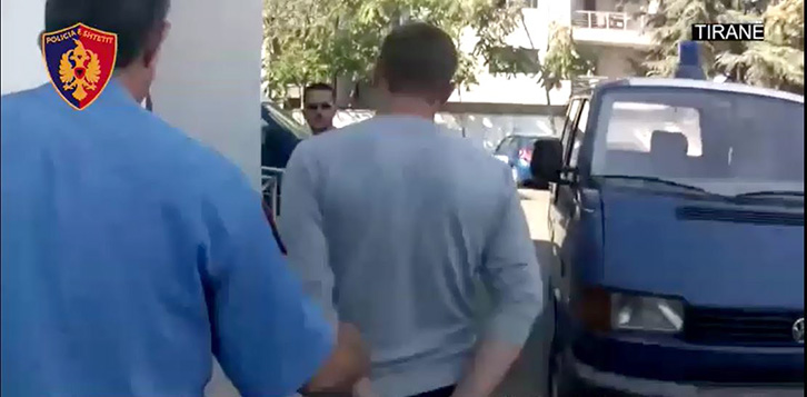 VIDEO/ Tiranë, kërcënonte familjarët, arrestohet dhe i gjenden një arsenal armësh e municionesh