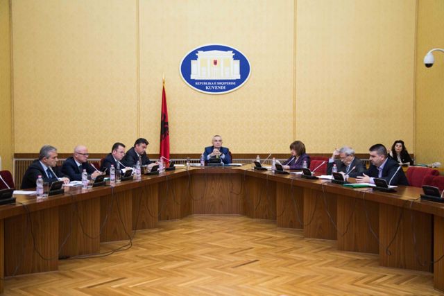 Shtyhet vendimarrja për mandatin e Koço Kokëdhimës, deputetët e mazhorancës kërkuan më shumë kohë