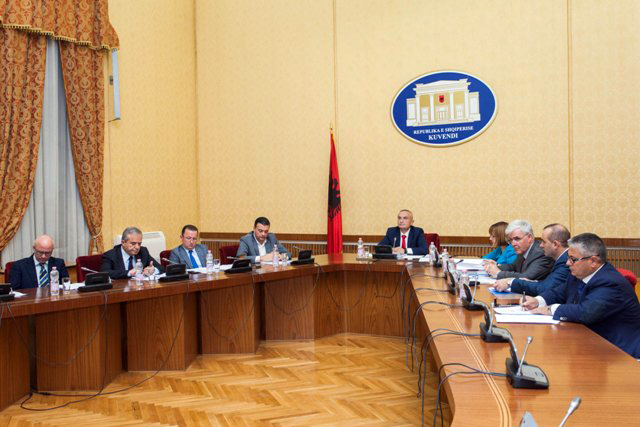 “Shumica e babëzitur” nuk ia heq mandatin Vlentina Leskajt