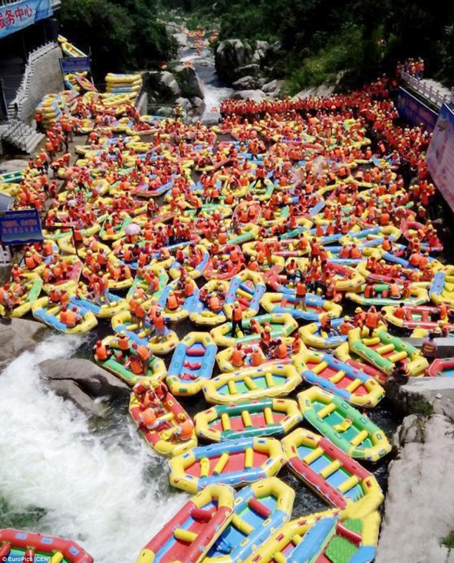 FOTO LAJM/ Trafik i madh – kinezët bëjnë rafting