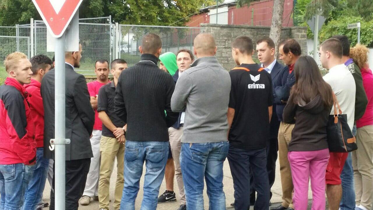 Kiri Hajdari, postim në Facebook me azilantët shqiptarë në Gjermani