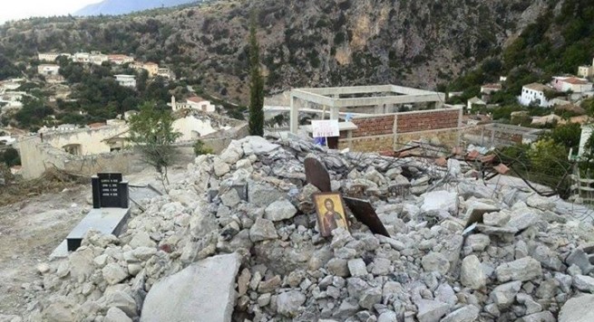 FOTO/ INUV shemb gjatë natës Kishën e Dhërmiut, reagon Kisha Ortodokse: Akt Vandal i shtetit!