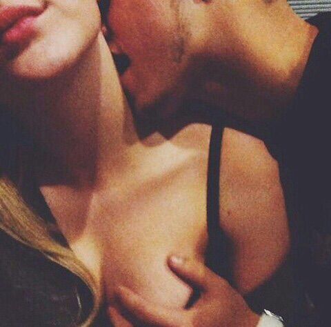 Pse meshkujt çmenden pas gjoksit të femrave? Ja 5 arsye…