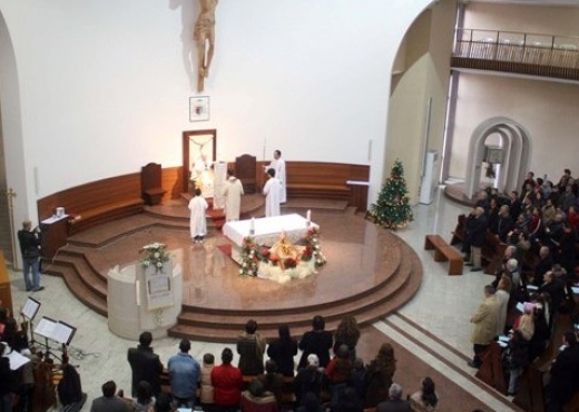 Besimtarët katolikë kremtojnë Pashkët, Ringjalljen e Krishtit