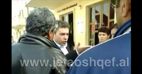 VIDEO & DEBAT/ Tregtarët protestë, kreu i bashkisë Lushnje tall dhe kërcënon qytetarët
