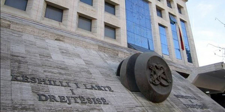 Shkarkohet gjyqtari “seksi”