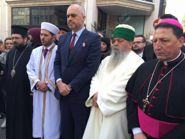 Qeveria, ja si i ndan paratë për myslimanët, ortodoksët dhe katolikët