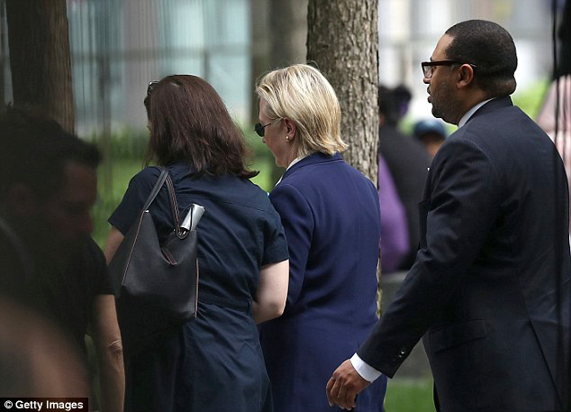 FOTO/ Përkujtimet e 11 shtatorit, Clinton i bie të fikët