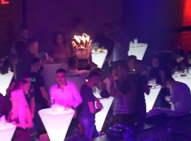 FOTO & VIDEO/ S’do ta besoni se sa shpenzojnë të rinjtë në lokalet e natës në Tiranë