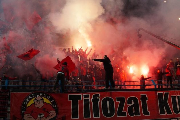 FOTO/ UEFA 50 mijë euro gjobë FSHF-së për parrullat raciste dhe flakadanët në ndeshjen ndaj Armenisë