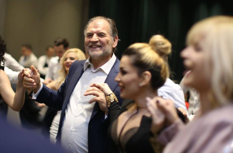 Zbulohen fotot, Koço Kokëdhima bën festë pas largimit nga PS