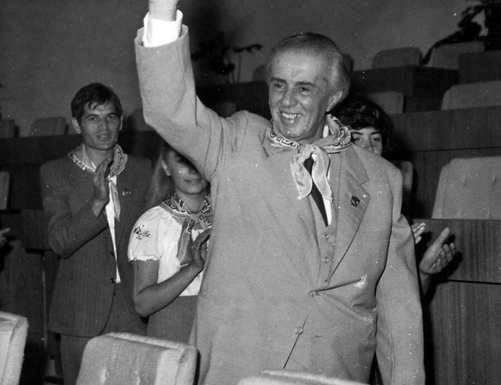 FOTO LAJM/ E njihni personazhin pas…?! Të shkretit i shkoi jeta nëpër kongrese…!