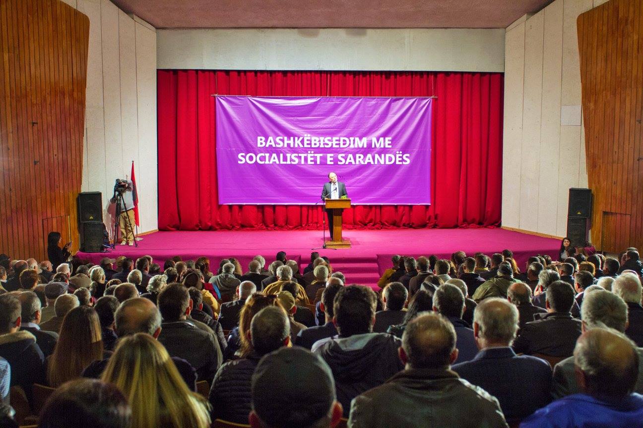 Koco Kokëdhima mbush sallën me socialistë për rinovimin e partisë