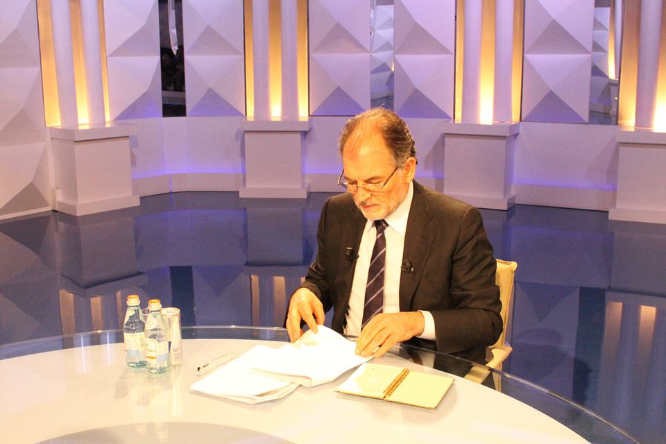 FOTO LAJM/ Koço Kokëdhima “kryqëzohet” nga komentet në “Facebook”