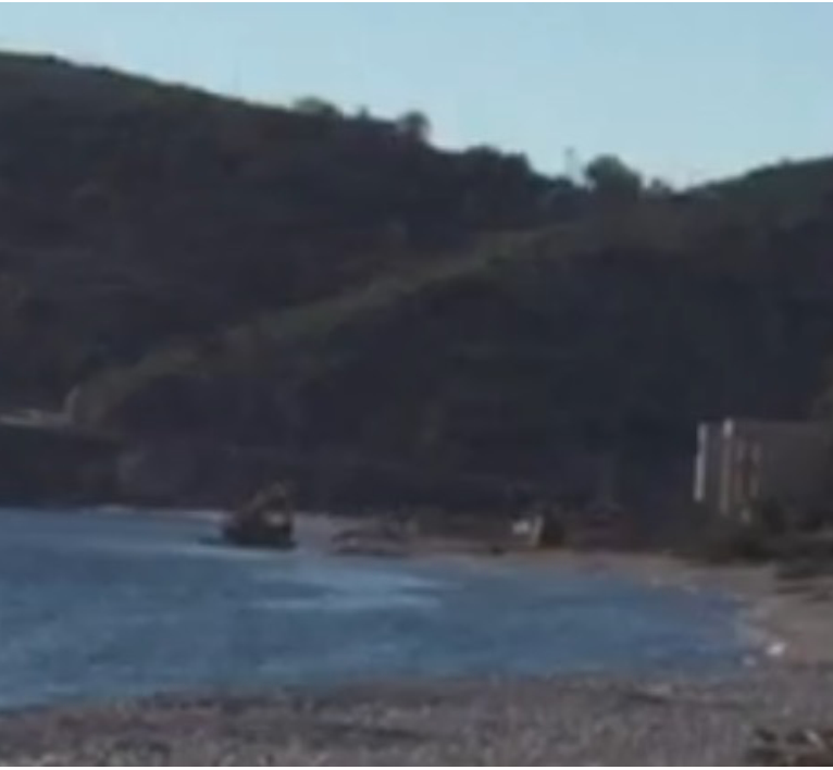 FOTOLAJM/ Kokëdhima po gërryen detin me buldozer