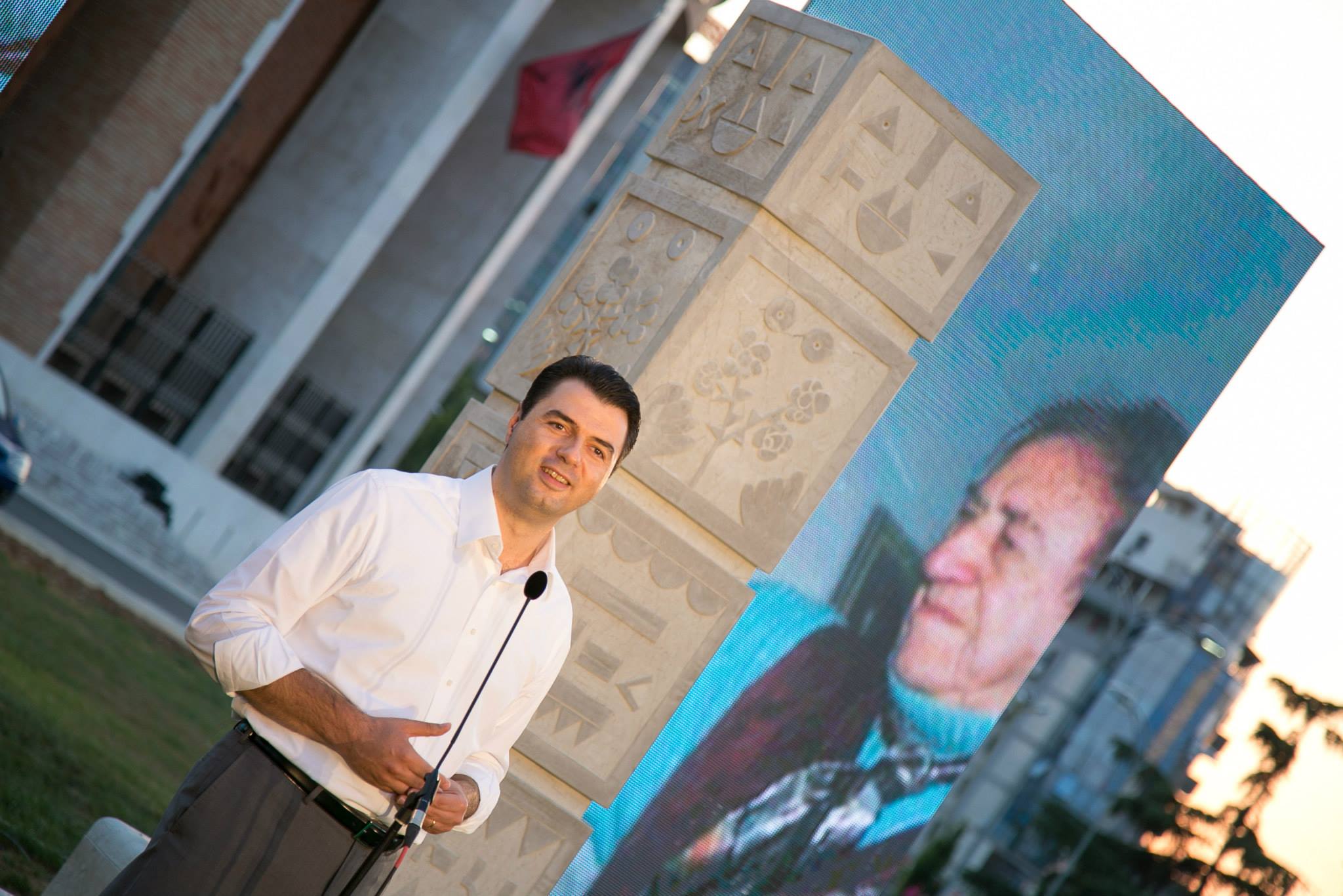 FOTOGALERI/Dhurata e fundit e Bashës si kryetar i Tiranës, Ibrahim Kodra me një obelisk