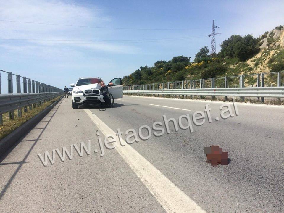 FOTO  +18/ Pamje horrori në autostradën Fier – Vlorë, X6-ta ndan në copa-copa trupin e bariut