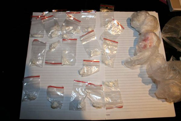 Tiranë, arrestohen 4 persona, lëviznin me kokainë e kanabis nëpër xhepa