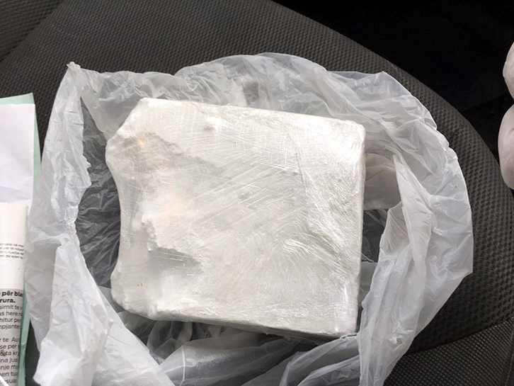 “Bosi” shqiptar me kokainë të pastër, fitonte 100.000 € me disa gramë